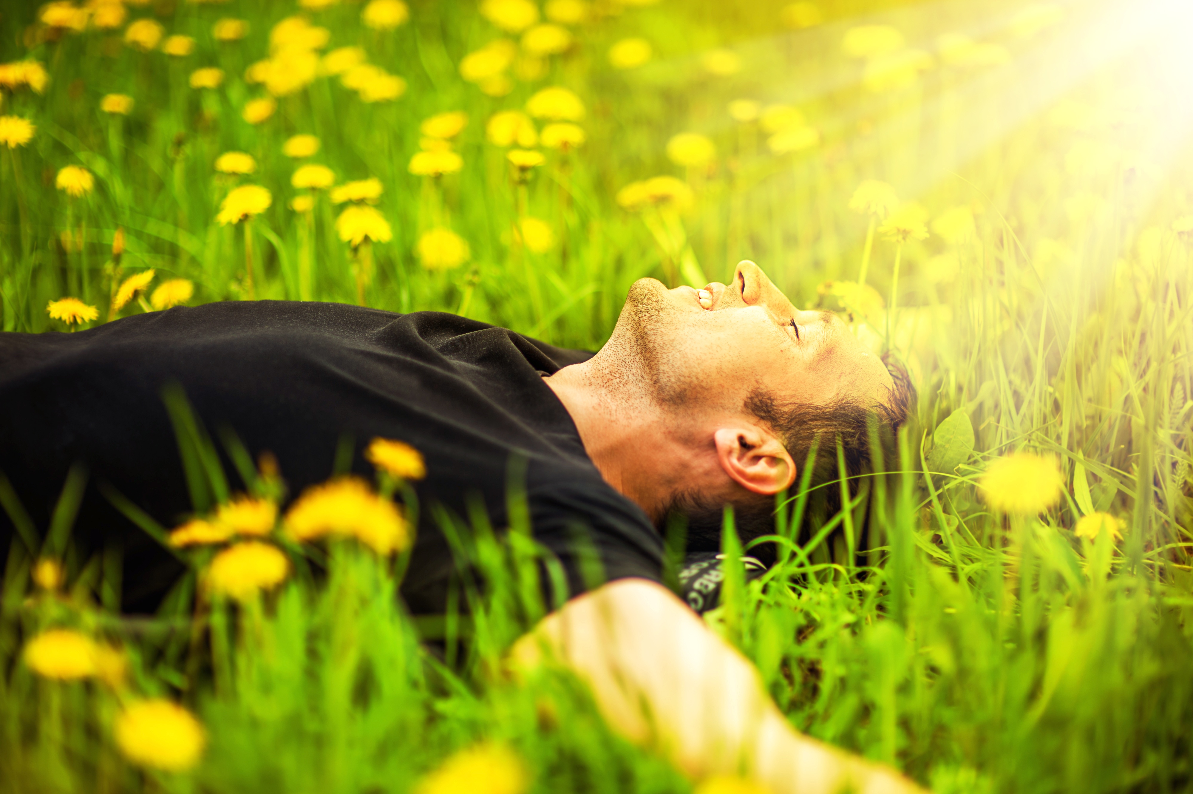 Мне хочется жить наслаждаться. Мужчина лежит на траве. Парень лежит на траве. Мужчина на природе. Лежит на траве.